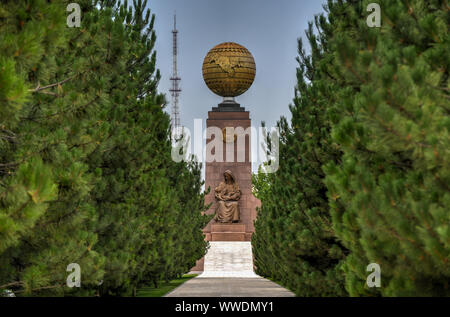 Indipendenza monumento e la Beata Madre a Piazza Indipendenza a Tashkent, Uzbekistan. Foto Stock