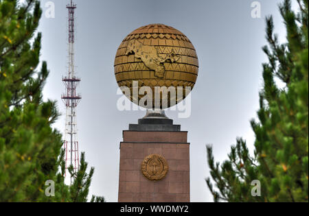 Indipendenza monumento e la Beata Madre a Piazza Indipendenza a Tashkent, Uzbekistan. Foto Stock