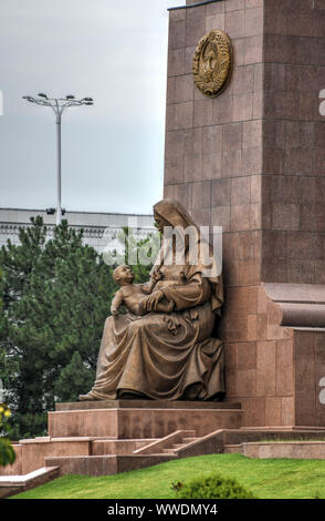 Indipendenza monumento e la Beata Madre a Piazza Indipendenza a Tashkent, Uzbekistan. Foto Stock