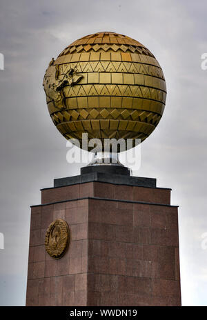 Indipendenza monumento e la Beata Madre a Piazza Indipendenza a Tashkent, Uzbekistan. Foto Stock