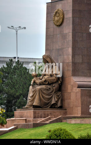 Indipendenza monumento e la Beata Madre a Piazza Indipendenza a Tashkent, Uzbekistan. Foto Stock