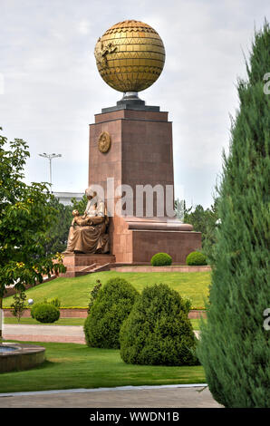 Indipendenza monumento e la Beata Madre a Piazza Indipendenza a Tashkent, Uzbekistan. Foto Stock