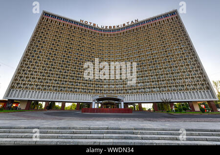 Tashkent, Uzbekistan - Luglio 8, 2019: Hotel Uzbekistan costruito in stile sovietico nel centro di Tashkent. Foto Stock