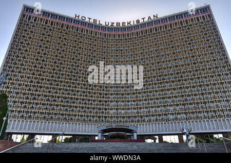 Tashkent, Uzbekistan - Luglio 8, 2019: Hotel Uzbekistan costruito in stile sovietico nel centro di Tashkent. Foto Stock