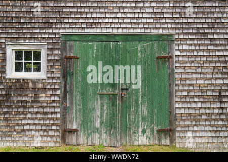 Weathered rustico verde antico fienile porte con scandole di cedro Foto Stock