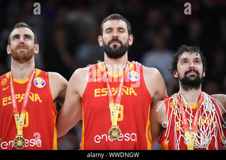 Pechino, Cina. Xv Sep, 2019. Victor Claver (L), Marc Gasol (C) e Sergio di Lullo reagire durante la cerimonia di premiazione dopo la partita finale tra Spagna e Argentina al 2019 FIBA di Coppa del Mondo a Pechino, capitale della Cina, Sett. 15, 2019. Credito: Ju Huanzong/Xinhua/Alamy Live News Foto Stock