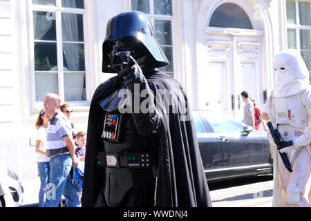 Bruxelles, Belgio. Xv Sep, 2019. Un gruppo serio di cosplayers durante il palloncino parata del giorno lungo i viali del centro di Bruxelles in Belgio il 15 settembre 2019. Credito: ALEXANDROS MICHAILIDIS/Alamy Live News Foto Stock