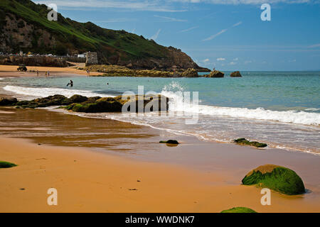 Un estate spiaggia di scena a Plemont Beach, Jersey, Isole del Canale Foto Stock