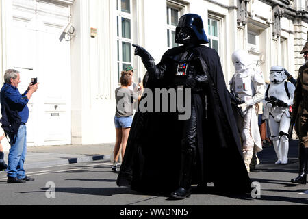 Bruxelles, Belgio. Xv Sep, 2019. Un gruppo serio di cosplayers durante il palloncino parata del giorno lungo i viali del centro di Bruxelles in Belgio il 15 settembre 2019. Credito: ALEXANDROS MICHAILIDIS/Alamy Live News Foto Stock