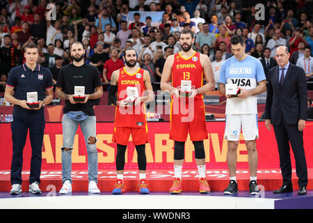 Pechino, Cina. Xv Sep, 2019. Bogdan Bogdanovic di Serbia, Evan Fournier di Francia, Ricky Rubio di Spagna, Marc Gasol della Spagna e Luis Scola di Argentina (1L a seconda R) sono aggiudicati l'All-Star team dopo la partita finale tra Spagna e Argentina al 2019 FIBA di Coppa del Mondo a Pechino, capitale della Cina, Sett. 15, 2019. Credito: Meng Yongmin/Xinhua/Alamy Live News Foto Stock