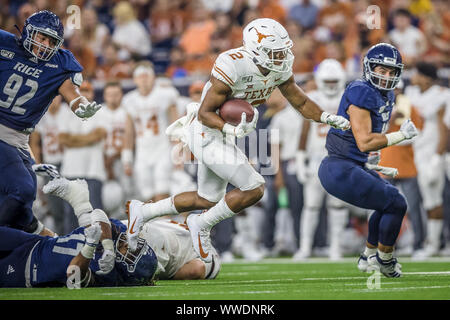 14 settembre 2019: Texas Longhorns running back Roschon Johnson (2) si stacca dal riso gufi linebacker Treshawn Chamberlain (17) nella NCAA Football gioco tra il Texas Longhorns ed il riso di gufi a NRG Stadium di Houston, Texas. Il Texas ha sconfitto il riso 48-13. Prentice C. James/CSM Foto Stock