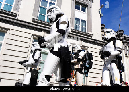 Bruxelles, Belgio. Xv Sep, 2019. Un gruppo serio di cosplayers durante il palloncino parata del giorno lungo i viali del centro di Bruxelles in Belgio il 15 settembre 2019. Credito: ALEXANDROS MICHAILIDIS/Alamy Live News Foto Stock