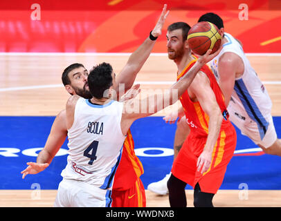 Pechino, Cina. Xv Sep, 2019. Luis Scola (2 L) di blocchi di Argentina Marc Gasol (1L) di Spagna durante la partita finale tra Spagna e Argentina al 2019 FIBA di Coppa del Mondo a Pechino, capitale della Cina, Sett. 15, 2019. Credito: Egli Changshan/Xinhua/Alamy Live News Foto Stock