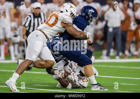 14 settembre 2019: Texas Longhorns linebacker Ayodele Adeoye (40) I sacchi di riso gufi quarterback Tom Stewart (14) durante il terzo trimestre di un NCAA Football gioco tra il Texas Longhorns ed il riso di gufi a NRG Stadium di Houston, TX. Il Texas ha vinto il gioco 48 a 13...Trask Smith/CSM Foto Stock