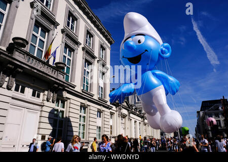 Bruxelles, Belgio. Xv Sep, 2019. Un palloncino gigante di un puffo fumetto personaggio fluttua durante il palloncino parata del giorno lungo i viali del centro di Bruxelles in Belgio il 15 settembre 2019. Credito: ALEXANDROS MICHAILIDIS/Alamy Live News Foto Stock