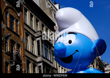 Bruxelles, Belgio. Xv Sep, 2019. Un palloncino gigante di un puffo fumetto personaggio fluttua durante il palloncino parata del giorno lungo i viali del centro di Bruxelles in Belgio il 15 settembre 2019. Credito: ALEXANDROS MICHAILIDIS/Alamy Live News Foto Stock