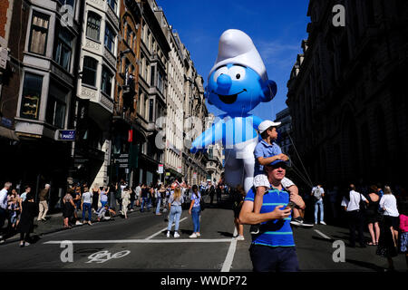 Bruxelles, Belgio. Xv Sep, 2019. Un palloncino gigante di un puffo fumetto personaggio fluttua durante il palloncino parata del giorno lungo i viali del centro di Bruxelles in Belgio il 15 settembre 2019. Credito: ALEXANDROS MICHAILIDIS/Alamy Live News Foto Stock