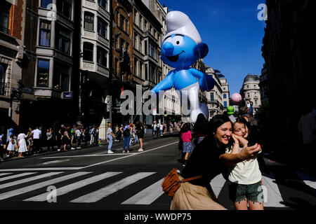 Bruxelles, Belgio. Xv Sep, 2019. Un palloncino gigante di un puffo fumetto personaggio fluttua durante il palloncino parata del giorno lungo i viali del centro di Bruxelles in Belgio il 15 settembre 2019. Credito: ALEXANDROS MICHAILIDIS/Alamy Live News Foto Stock