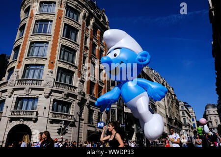 Bruxelles, Belgio. Xv Sep, 2019. Un palloncino gigante di un puffo fumetto personaggio fluttua durante il palloncino parata del giorno lungo i viali del centro di Bruxelles in Belgio il 15 settembre 2019. Credito: ALEXANDROS MICHAILIDIS/Alamy Live News Foto Stock