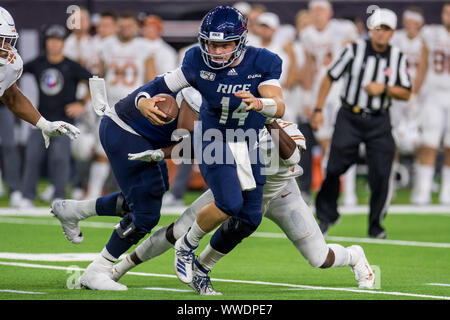 14 settembre 2019: riso gufi quarterback Tom Stewart (14) codifica durante il terzo trimestre di un NCAA Football gioco tra il Texas Longhorns ed il riso di gufi a NRG Stadium di Houston, TX. Il Texas ha vinto il gioco 48 a 13...Trask Smith/CSM Foto Stock