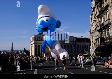 Bruxelles, Belgio. Xv Sep, 2019. Un palloncino gigante di un puffo fumetto personaggio fluttua durante il palloncino parata del giorno lungo i viali del centro di Bruxelles in Belgio il 15 settembre 2019. Credito: ALEXANDROS MICHAILIDIS/Alamy Live News Foto Stock