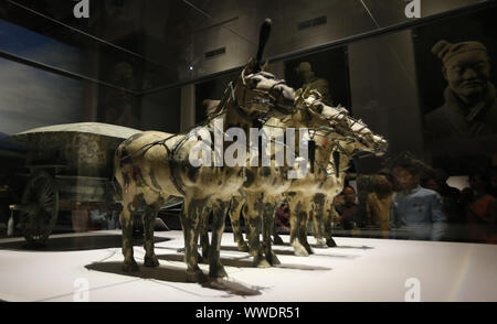 Bangkok, Tailandia. Xv Sep, 2019. Visitatori visto durante la mostra di Qin Shi Huang, il primo imperatore della Cina e Guerrieri di Terracotta presso il Museo Nazionale della Thailandia a Bangkok.La presentazione del world-class mostra dal titolo '' Qin Shi Huang: il primo imperatore della Cina e guerrieri di terracotta" segna un fenomeno senza precedenti al museo tailandese arena. della Thailandia. (Credito Immagine: © Credito Chaiw ZUMA Press, Inc./Alamy Live News Foto Stock