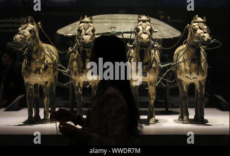 Bangkok, Tailandia. Xv Sep, 2019. Visitatori visto durante la mostra di Qin Shi Huang, il primo imperatore della Cina e Guerrieri di Terracotta presso il Museo Nazionale della Thailandia a Bangkok.La presentazione del world-class mostra dal titolo '' Qin Shi Huang: il primo imperatore della Cina e guerrieri di terracotta" segna un fenomeno senza precedenti al museo tailandese arena. della Thailandia. (Credito Immagine: © Credito Chaiw ZUMA Press, Inc./Alamy Live News Foto Stock