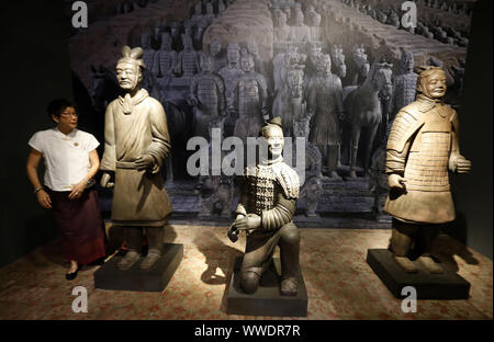 Bangkok, Tailandia. Xv Sep, 2019. Un visitatore pone i modelli vicino alla mostra di Qin Shi Huang, il primo imperatore della Cina e terracotta Wariors presso il Museo Nazionale della Thailandia a Bangkok.La presentazione del world-class mostra dal titolo '' Qin Shi Huang: il primo imperatore della Cina e guerrieri di terracotta" segna un fenomeno senza precedenti al museo tailandese arena. della Thailandia. (Immagine di Credito Credito: ZUMA Press, Inc./Alamy Live News Foto Stock