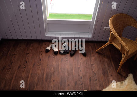 Scarpe vicino alla porta in corridoio. Corridoio di casa. Foto Stock