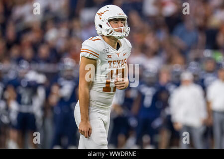 Houston, TX, Stati Uniti d'America. Xiv Sep, 2019. Texas Longhorns luogo kicker Cameron Dicker (17) si prepara a cacciare un punto extra durante il primo trimestre di un NCAA Football gioco tra il Texas Longhorns ed il riso di gufi a NRG Stadium di Houston, TX. Il Texas ha vinto il gioco 48 a 13.Trask Smith/CSM/Alamy Live News Foto Stock