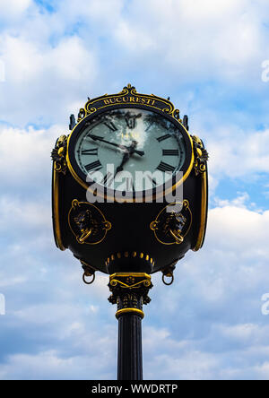 Orologio pubblico in King Mihai I park (Parco Herastrau) a Bucarest, Romania, 2019. Foto Stock