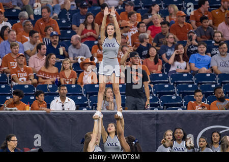 Houston, TX, Stati Uniti d'America. Xiv Sep, 2019. Riso gufi cheerleaders prima di un NCAA Football gioco tra il Texas Longhorns ed il riso di gufi a NRG Stadium di Houston, TX. Il Texas ha vinto il gioco 48 a 13.Trask Smith/CSM/Alamy Live News Foto Stock