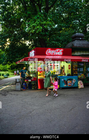 Persone che acquistano merci da un negozio in King Mihai I park (Parco Herastrau) a Bucarest, Romania, 2019. Foto Stock