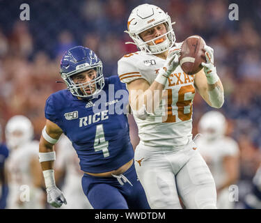 14 settembre 2019: Texas Longhorns wide receiver Jake Smith (16) Si ritiene che le catture di 53 yard touchdown contro il riso gufi defensive back Prudy Calderon (4) nella NCAA Football gioco tra il Texas Longhorns ed il riso di gufi a NRG Stadium di Houston, Texas. Il Texas ha sconfitto il riso 48-13. Prentice C. James/CSM Foto Stock