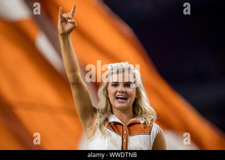 Houston, TX, Stati Uniti d'America. Xiv Sep, 2019. Un Texas Longhorns cheerleader dopo un NCAA Football gioco tra il Texas Longhorns ed il riso di gufi a NRG Stadium di Houston, TX. Il Texas ha vinto il gioco 48 a 13.Trask Smith/CSM/Alamy Live News Foto Stock