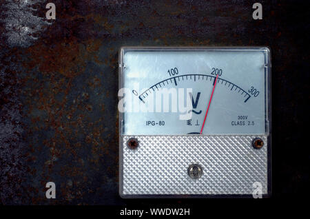 Vintage vecchio analogico volt metro scala del dispositivo di misurazione Foto Stock