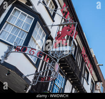 COLCHESTER, ESSEX - 11 AGOSTO 2018: The Red Lion Hotel, una locanda di 15th secolo Foto Stock