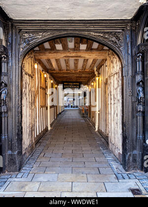 COLCHESTER, ESSEX - 11 AGOSTO 2018: Ingresso al cortile del Red Lion Hotel, una locanda del 15th secolo Foto Stock