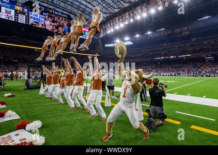 14 settembre 2019: Texas Longhorns cheerleaders e mascotte gancio 'Em eseguire durante il primo trimestre di un NCAA Football gioco tra il Texas Longhorns ed il riso di gufi a NRG Stadium di Houston, TX. Il Texas ha vinto il gioco 48 a 13...Trask Smith/CSM Foto Stock