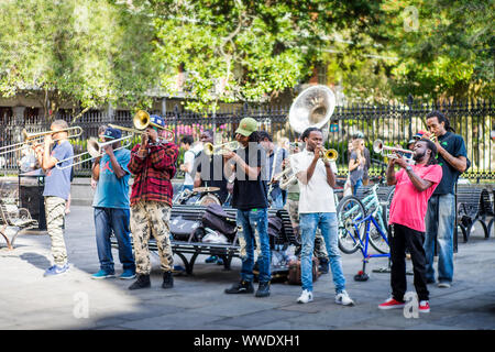 Banda di ottoni giocando in Jackson Square, New Orleans Foto Stock