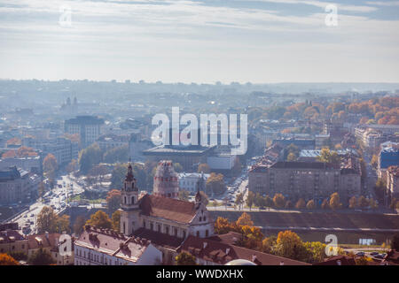 Vilnius, Lituania - 10 Ottobre 2018: Lituania, Vilnius cityscape nelle nebbiose giornate d'autunno Foto Stock