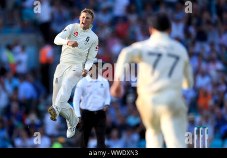 Inghilterra è Joe Root celebra tenendo il paletto dell'Australia Matteo Wade durante il giorno quattro della quinta prova la corrispondenza alla Kia ovale, Londra. Foto Stock