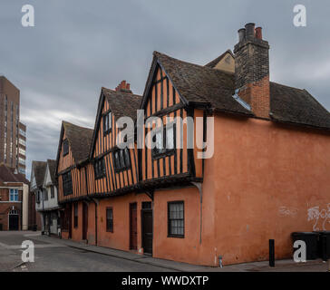 IPSWICH, SUFFOLK, Regno Unito - 11 AGOSTO 2018: Case a graticcio sulla medievale Silent Street nel centro della città Foto Stock