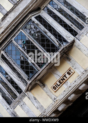 IPSWICH, SUFFOLK, Regno Unito - 11 AGOSTO 2018: Cartello stradale sulla casa sulla medievale Silent Street nel centro della città Foto Stock