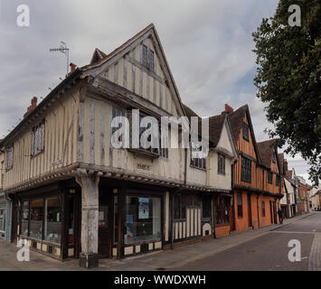IPSWICH, SUFFOLK, Regno Unito - 11 AGOSTO 2018: Case a graticcio sulla medievale Silent Street nel centro della città Foto Stock