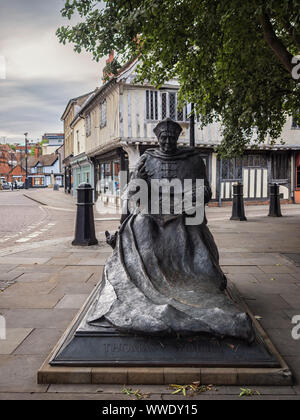 IPSWICH, SUFFOLK, UK - 11 AGOSTO 2018: La statua del cardinale Thomas Wolsey in St Peter's Street di David Annand Foto Stock