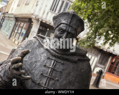 IPSWICH, SUFFOLK, UK - 11 AGOSTO 2018: Primo piano della statua del Cardinale Thomas Wolsey in St Peter's Street di David Annand Foto Stock