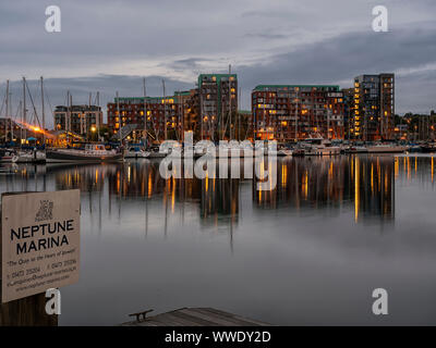IPSWICH, SUFFOLK, Regno Unito - 11 AGOSTO 2018: Vista della marina risviluppata Waterfront di notte Foto Stock