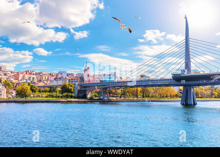 Metro Halic Bridge e Torre Galata sullo sfondo, vista dal Corno d'oro, Istanbul, Turchia Foto Stock