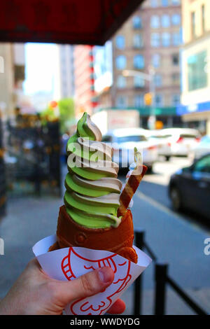 Taiyaki gelato, servita nel pesce a forma di cono per pancake, sono venduti in un aperto di recente posizione di Chinatown di Manhattan del luglio 22nd, 2019 a New York, Stati Uniti d'America Foto Stock